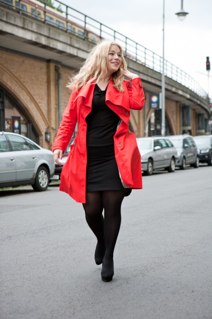 Plus-Size-Red-Trenchcoat-Model-Caterina-Pogorzelski-Megabambi